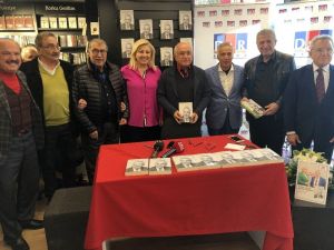 Gazeteci Yavuz Donat’ın "Off The Record" kitabı imza gününde sevenleriyle buluştu