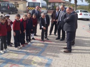 Kaymakam Duru öğrencilerle sek sek oynadı