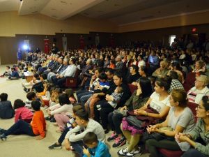 Didim’de öğrenciler okulları yararına İngilizce oyun sahneledi