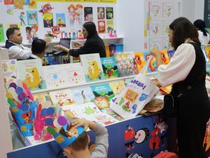 Korku ve gerilimi, çocuklara güldürerek okutuyor