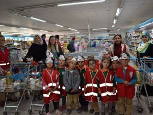 Miniklerden ihtiyaç sahiplerine gıda yardımı