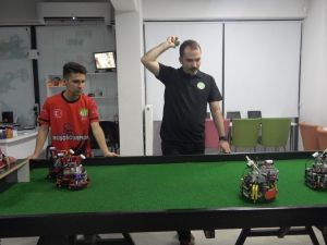 Yerli ve milli yapay zekaya sahip futbol oynayan robot yaptılar
