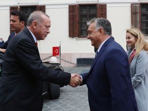 Cumhurbaşkanı Erdoğan, Macaristan’da resmi törenle karşılandı
