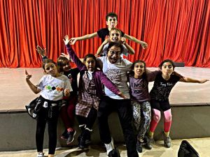 Sevilen tiyatro yönetmeni yeniden Çeşme’de