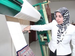 Halılar Altındağlı kadınların elinde hayat buluyor