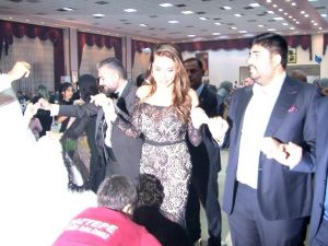 Sanatçı Ebru Yaşar kayınbiraderinin düğününde halay çekti