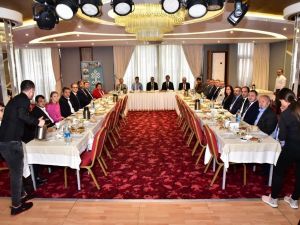 Vali Deniz, turizmcilerle bir araya geldi