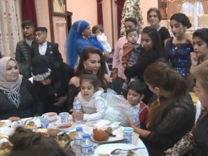 Ebru Yaşar halaya çıktı, dolarlar havada uçuştu