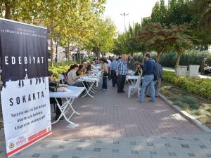 Çiğli’de yazar ve okurlar sokakta buluştu