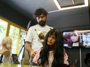 Kuaförüne bağışlanan saçlarla kanser hastalarına peruk yapıyor