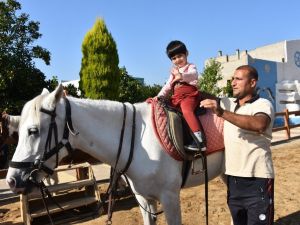 Özel çocuklar atla terapi ediliyor