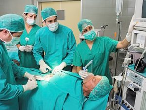 Çiğnediği karanfil akciğerine kaçınca ölümden döndü