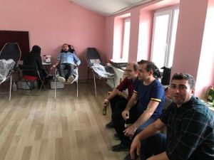 Selendili öğretmen ve velilerden kan bağışına destek