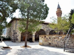 Aliağa’nın en eski camisi zamana direniyor