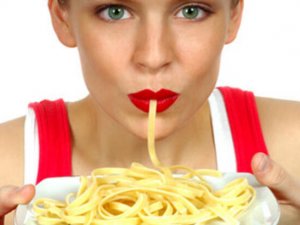 Kadınların akşam 18.00'den sonra yediği yemek kalp sağlığını tehdit ediyor