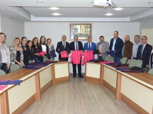 Salihli, Kula ve Selendi’deki öğrencilere eşofman yardımı