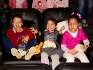 Köy okullarından gelen öğrenciler aileleriyle birlikte film izledi