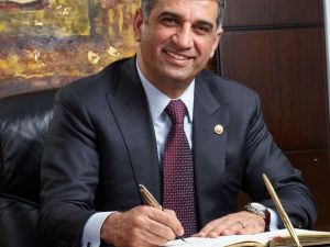 Milletvekili Erol, öğrencilere  burs sözünü yerine getiriyor
