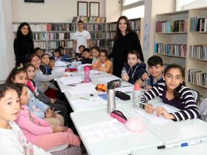 Liseli öğrenciler tatil yapmak yerine ilkokul öğrencilerine ders veriyor