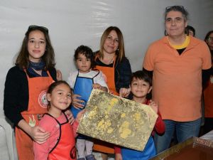 Minikler Ebru sanatını öğreniyor