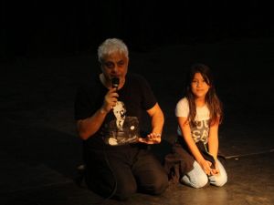 Kuşadası Belediyesi’nden çocuklarda tiyatrosu hediyesi