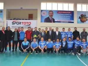 Öğretmenler arası voleybol turnuvasının şampiyonu İmam Hatip Lisesi