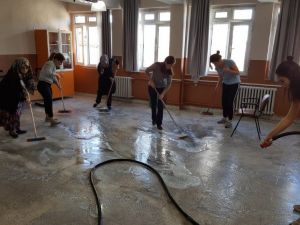 Ara tatilde öğretmenler okulu temizledi