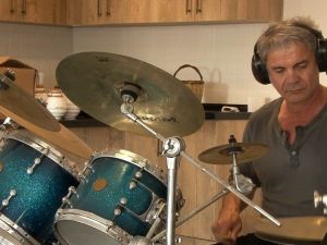 Bateri çalıp bal üretiyor