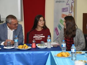 Vali Deniz, yurtlardaki öğrencilerle buluştu
