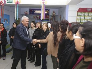 Başkan Atay, öğrencilere kitap ve interaktif şifresi hediye etti