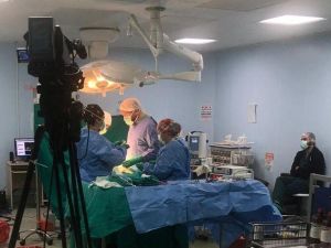 Iraklı beyin cerrahlarına canlı yayınla ameliyat eğitimi