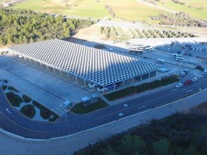 Tükettiği enerjinin iki katını çatısından üretiyor