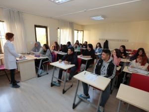 Gençler belediye imkanlarıyla üniversiteye hazırlanıyor