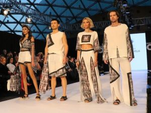 Fashion Week’te ünlü mankenler podyuma çıktı