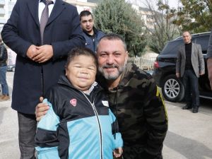 Hüsnü Şenlendirici’den engelli öğrencilere moral