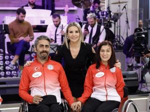 Esra Erol’a engellilere yardımlarından dolayı plaket