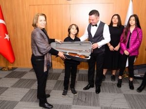 Nif Çocuk Orkestrası enstrümanları törenle teslim edildi