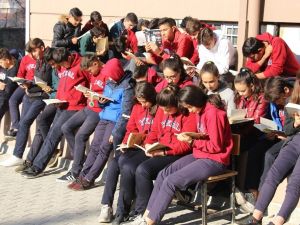 Kula protokolü ve öğrenciler okul bahçesinde kitap okudu