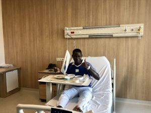 Yemek borusu kapandığı için beslenemeyen Nijeryalı hasta Türkiye’de sağlığına kavuştu