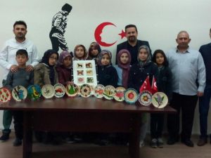 Altıntaş’ta ortaokul öğrencileri çini sergisi açtı