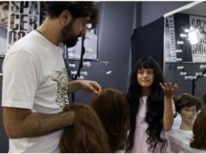 Kuaför Hüseyin Alkan, bağışlanan saçlarla kanserli hastalara peruk yapıyor