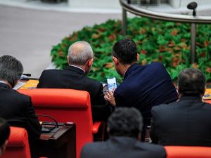 CHP Grup Başkanvekili Özel’in, Kılıçdaroğlu’na gösterdiği fotoğraflar merak uyandırdı