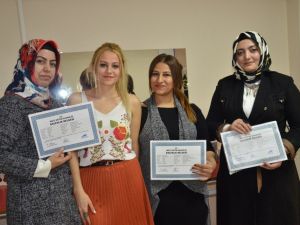 Kuaförlük kursuna katılan hanımlar kalfalık belgelerini aldı