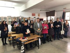 Köy okuluna kitap bağışı