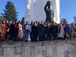 İki ilçe öğrencileri Dumlupınar şehitliğinde buluştu