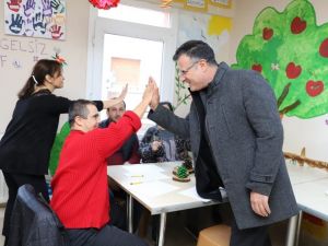 Başkan Öküzcüoğlu’ndan Alaşehir’in özel öğrencilerine destek