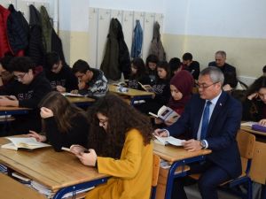 Vali Deniz, öğrencilerle birlikte kitap okudu