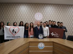 DPÜ’lü öğrenciler, Müdür Başyiğit’e proje ve çalışmaları hakkında bilgi verdiler