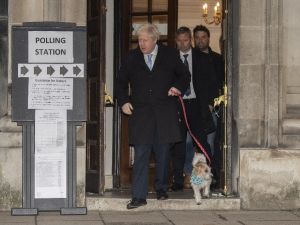 Boris Johnson, köpeğiyle sandık başında