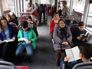 Öğrenciler halk otobüslerinde farkındalık için kitap okudu